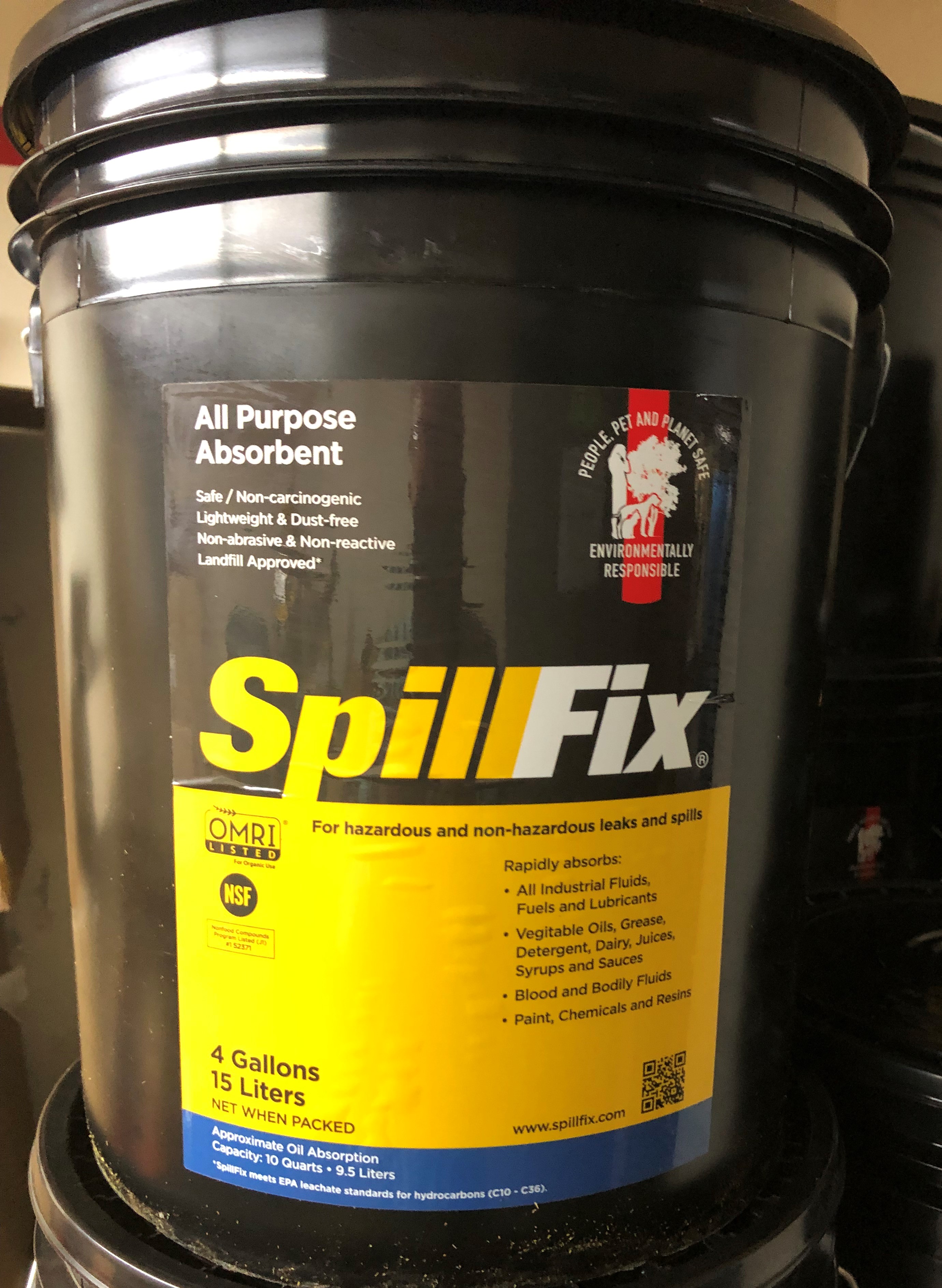 Granular Absorbent Bucket /   
5 Gallon.100% made from 
coconut husk, lightweight and 
highly absorbent, SpillFix 
granular absorbent is 
non-toxic and carcinogen free, 
unlike other popular clay 
absorbents and leaves a 
slick-free clean.